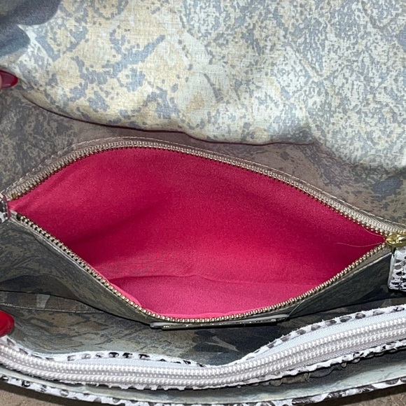 Elliott Lucca Leather Snakeskin Design Textured Turn-Lock Clutch - Picture 11 of 16